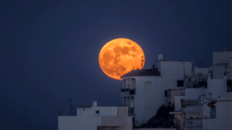 قمر عملاق استثنائي الأربعاء