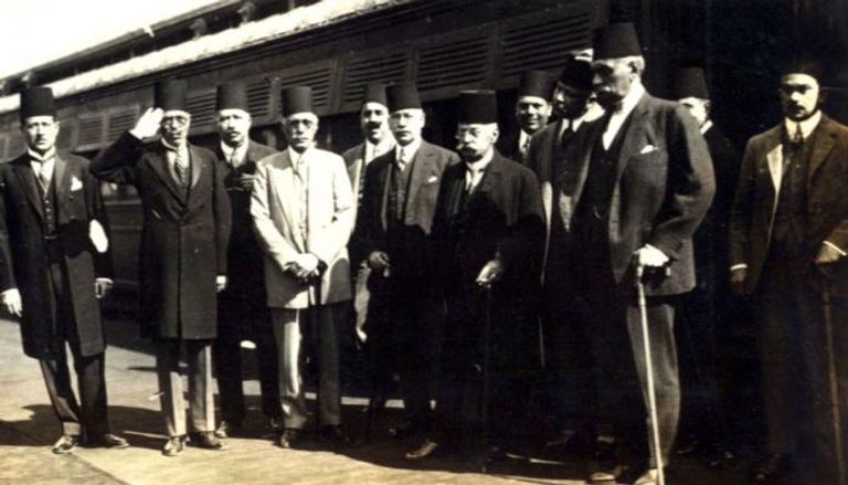 مرقص باشا حنا بصحبة بعض رجال الحكومة المصرية