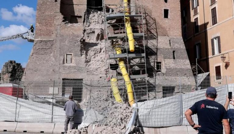 انهيار جزئي لبرج تاريخي في روما