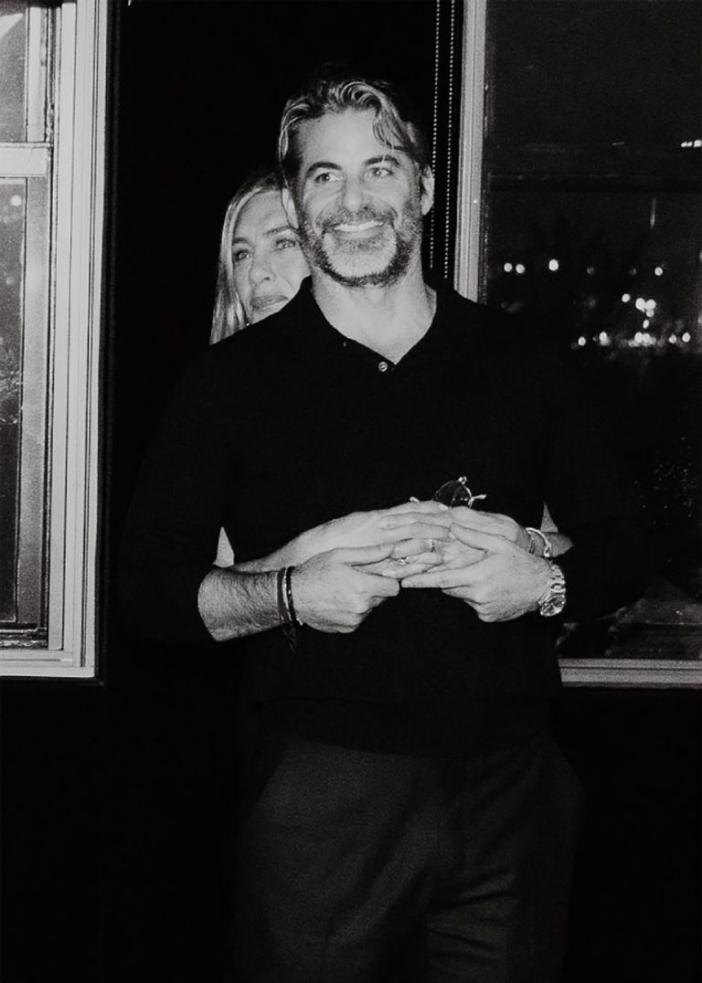 جينيفر أنيستون تعلن علاقتها بجيم كيرتس