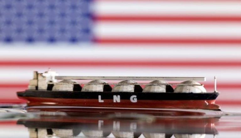 موذج لناقلة الغاز الطبيعي المسال أمام العلم الأمريكي - رويترز