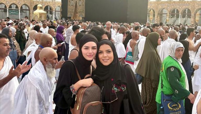 ناهد السباعي وهنادي مهنا تؤديان العمرة