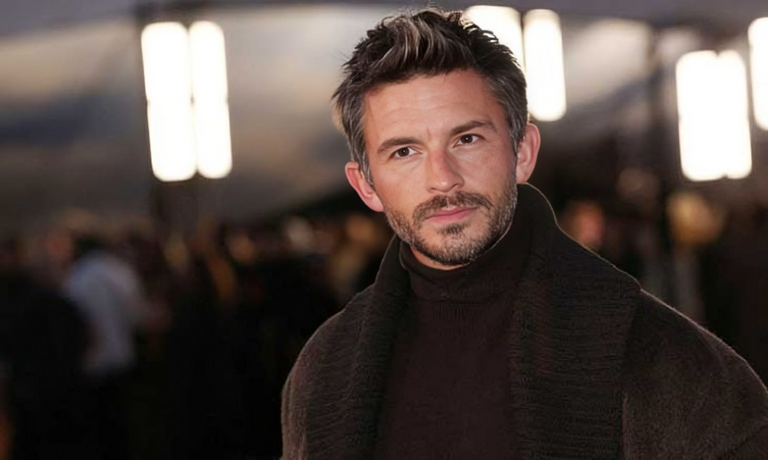 الممثل البريطاني جوناثان بيلي