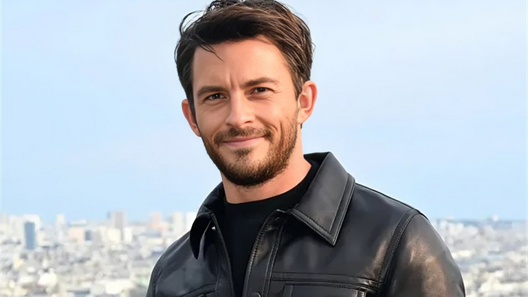 الممثل البريطاني جوناثان بيلي