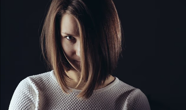 اختيار اللون الأزرق، قد يعكس محاولات لا واعية لاحتواء اضطرابات نفسية