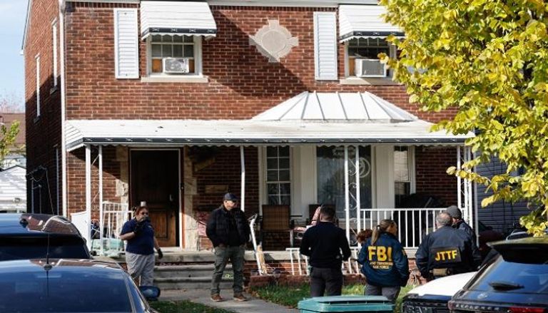 فرقة من قوات مكافحة الإرهاب أثناء تفتيش منزل على صلة بالهجوم