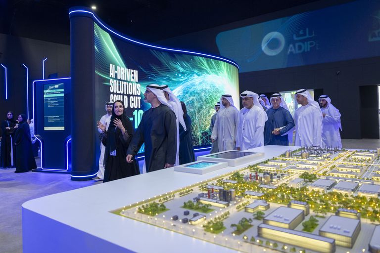 جانب من زيارة الشيخ خالد بن محمد بن زايد آل نهيان لـ«أديبك» 