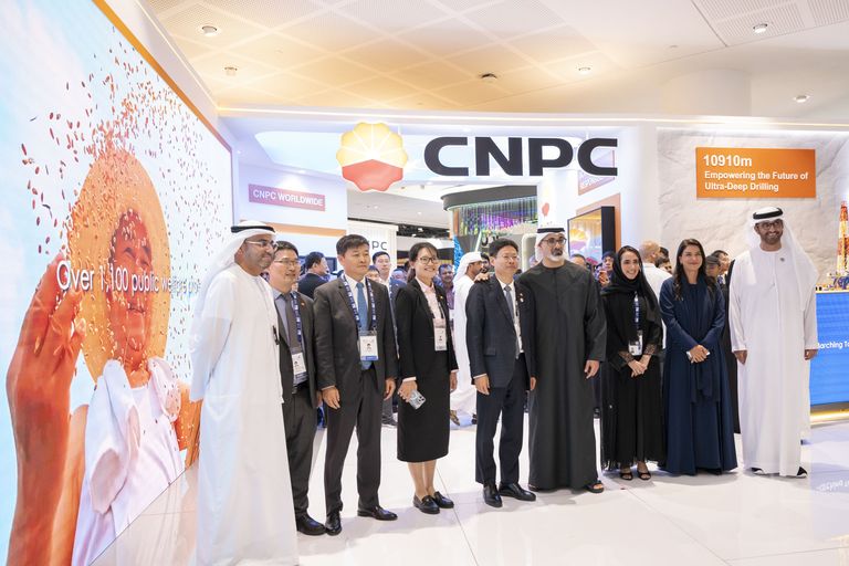 جانب من زيارة الشيخ خالد بن محمد بن زايد آل نهيان لـ«أديبك» 