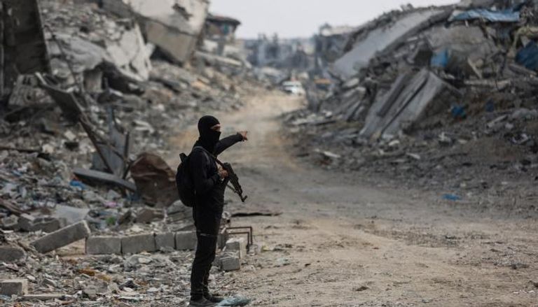 أحد عناصر حماس في منطقة للبحث عن جثة رهينة