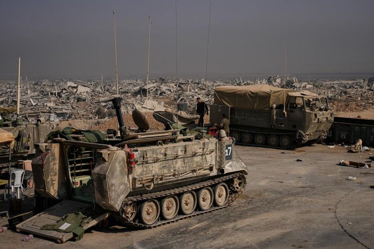 دبابة إسرائيلية تسير وسط مبان مدمرة في حي الشجاعية بغزة