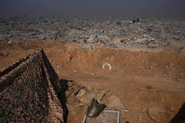دبابة إسرائيلية تسير وسط مبان مدمرة في حي الشجاعية بغزة