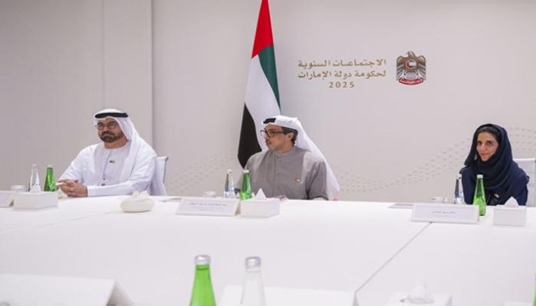 منصور بن زايد يلتقي الأمناء العامين للمجالس التنفيذية لإمارات الدولة 