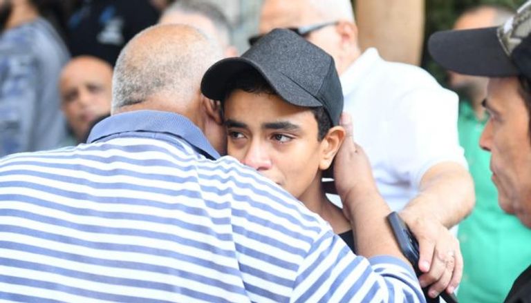 نجل أحمد عبد الله ينهار بالبكاء في جنازة والده