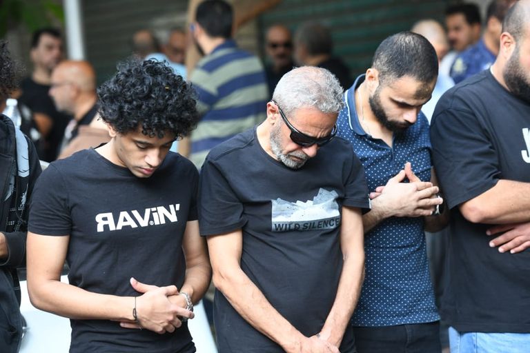 نجل أحمد عبد الله ينهار بالبكاء في جنازة والده