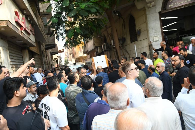 نجل أحمد عبد الله ينهار بالبكاء في جنازة والده