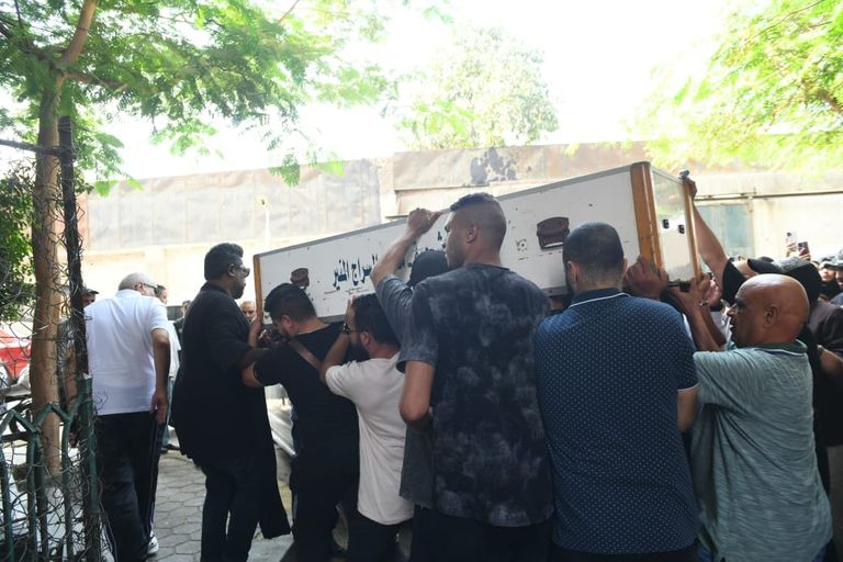 نجل أحمد عبد الله ينهار بالبكاء في جنازة والده