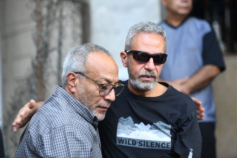 نجل أحمد عبد الله ينهار بالبكاء في جنازة والده