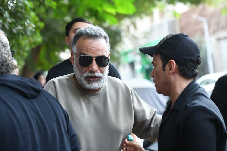 نجل أحمد عبد الله ينهار بالبكاء في جنازة والده