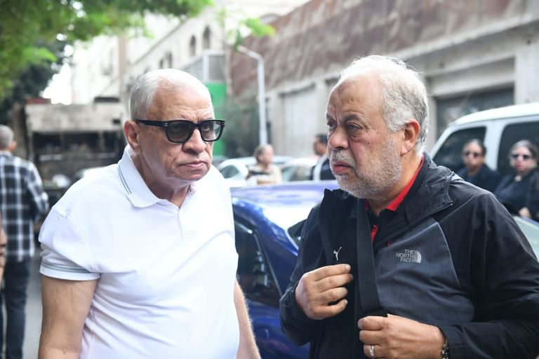 نجل أحمد عبد الله ينهار بالبكاء في جنازة والده