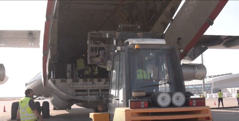 الإمارات تواصل جسرها الجوي الإغاثي إلى أفغانستان