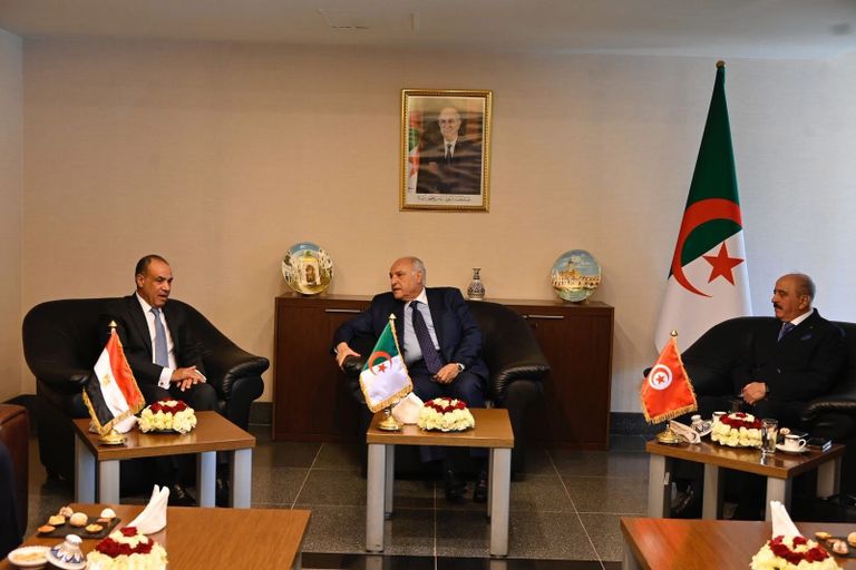 جانب من اجتماع الآلية الثلاثية في الجزائر