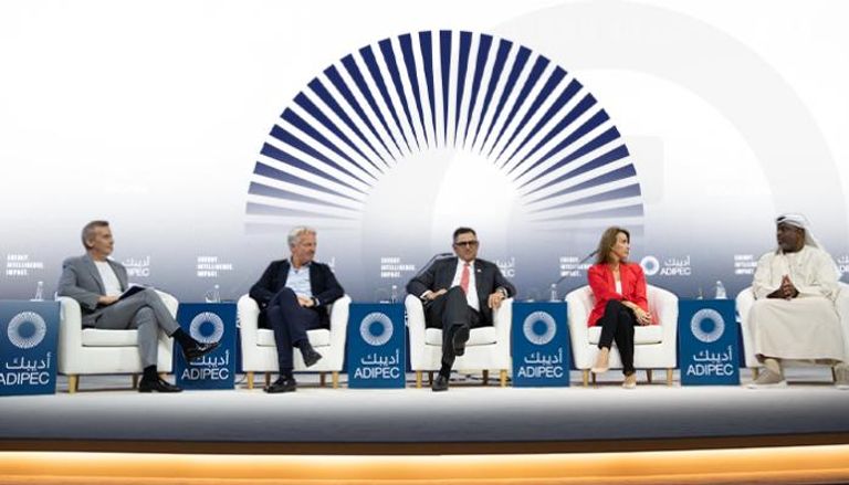 قادة الطاقة في «أديبك 2025» يركزون على التمويل المستدام وخفض الانبعاثات