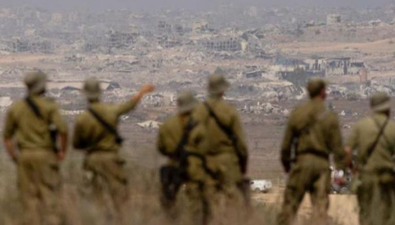 جنود إسرائيليون يعاينون مشاهد الدمار في قطاع غزة - أرشيفية