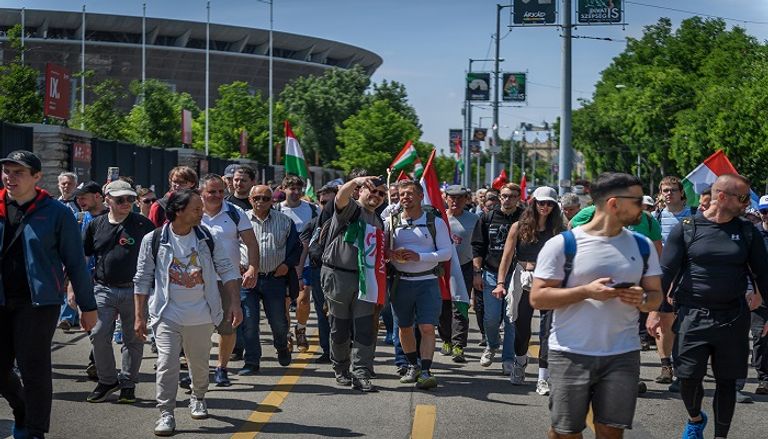 بيتر ماجيار بين أنصاره