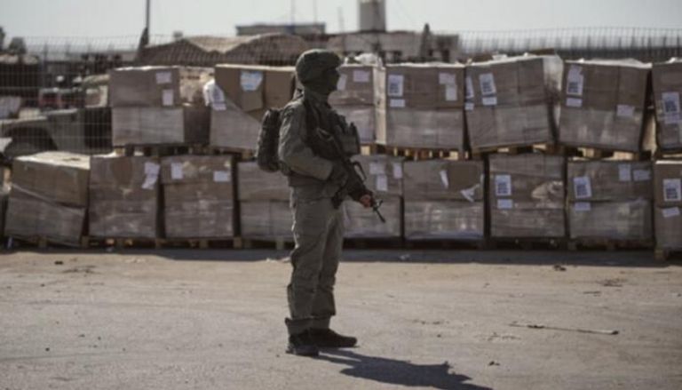 جندي إسرائيلي عند نقطة مساعدات