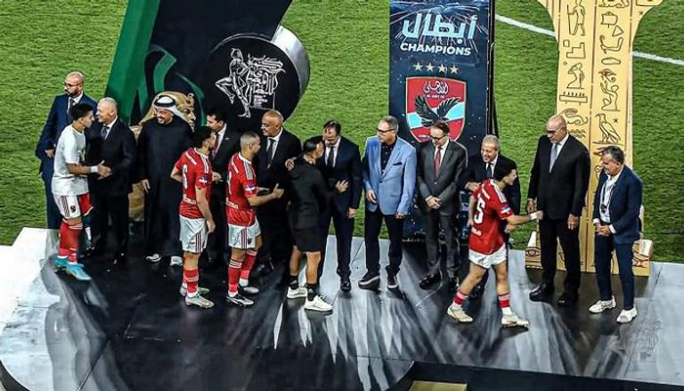 أحمد مصطفى زيزو يرفض مصافحة هشام نصر