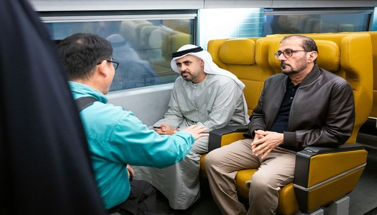 الشيخ ذياب بن محمد بن زايد آل نهيان يتفقد قطار شنغهاي «ماجليف»