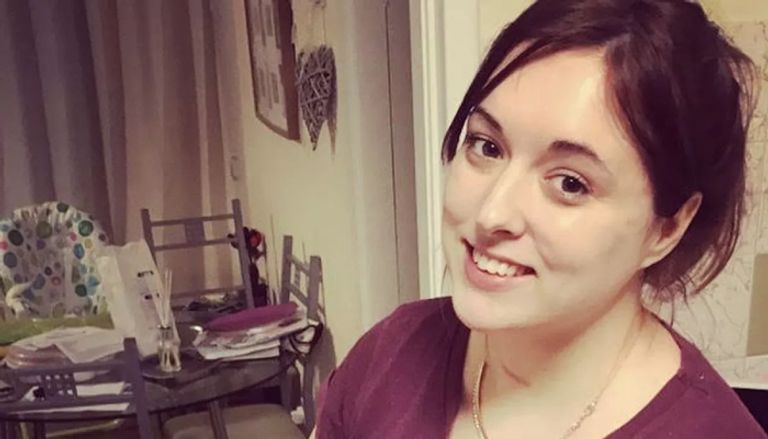 تثاؤب بسيط يحول حياة بريطانية إلى جحيم تثاؤب بسيط يحول حياة بريطانية إلى جحيم