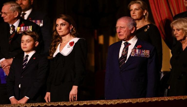 الأمير جورج (على اليسار) إلى جانب والدته وجده