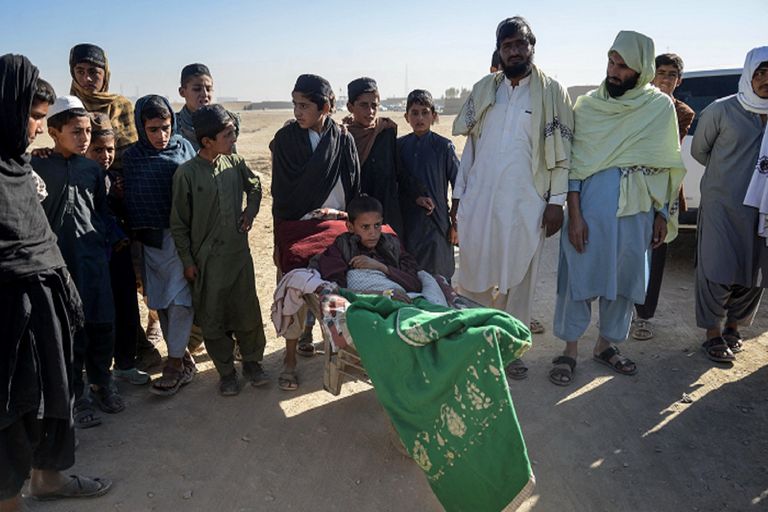 رجل أفغاني يتفقد منزلاً متضررًا في ولاية قندهار- أرشيفية