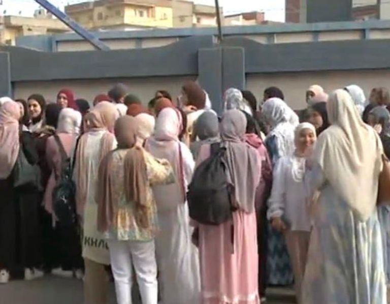 رجال شرطة يساعدون كبار السن للإدلاء بأصواتهم في الانتخابات