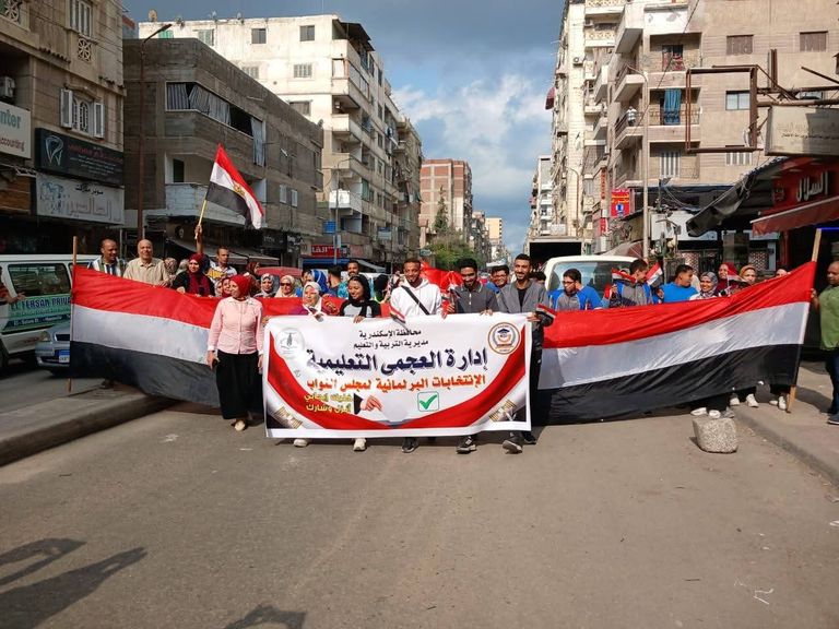 رجال شرطة يساعدون كبار السن للإدلاء بأصواتهم في الانتخابات