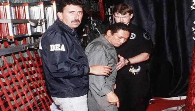 الجنرال نورييغا في قبضة عملاء مكافحة المخدرات الأمريكيين بعد استسلامه واعتقاله