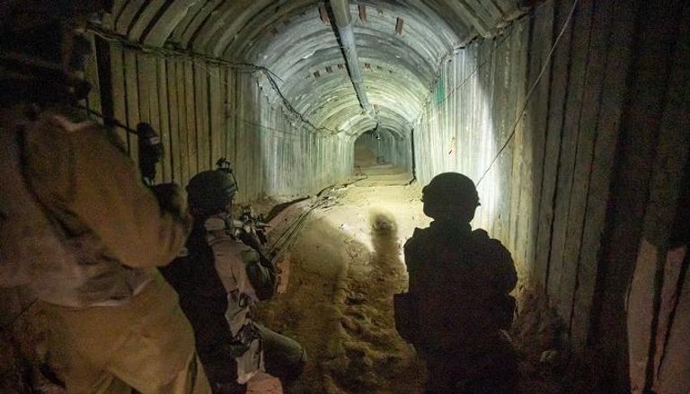 جنديان إسرائيليان في أحد أنفاق غزة