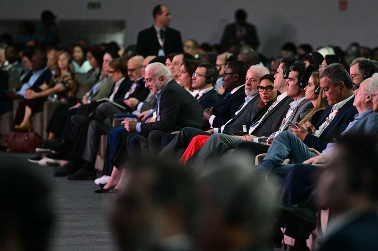 افتتاح COP30 - أ ف ب مختار باباييف يسلم عصا القيادة للبرازيل- أ ف ب