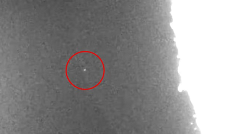 وميض غامض على سطح القمر يشعل الجدل