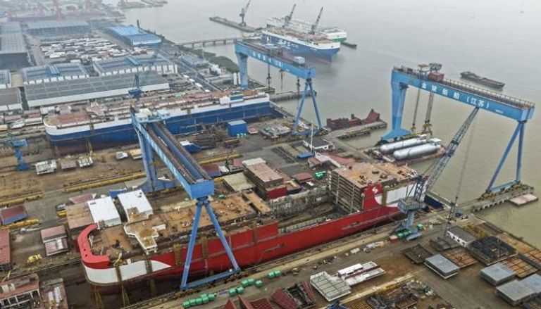 منشأة لبناء السفن على طول نهر اليانغتسي في مقاطعة جيانغسو الصينية