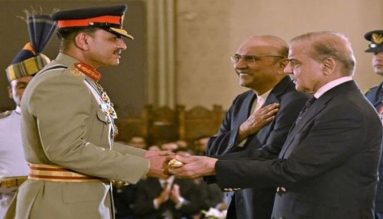 شهباز شريف وآصف علي زرداري والجنرال عاصم منير 