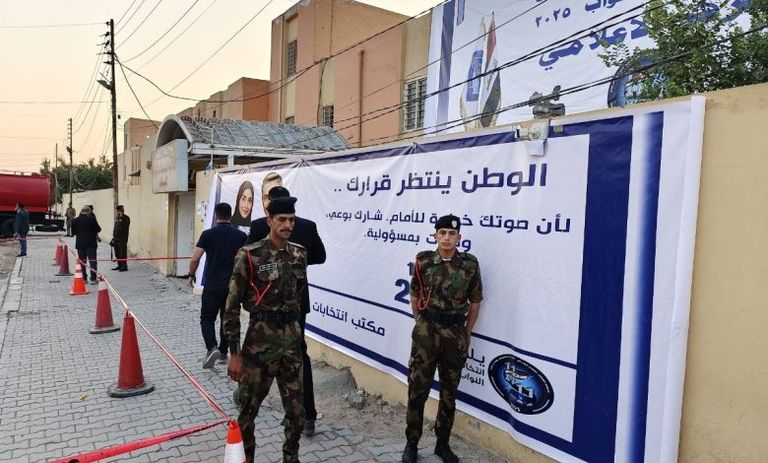 طفل عراقي يجر عربة خشبية تحمل ملصقات انتخابية