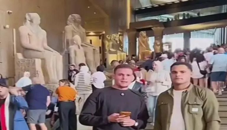 شاب مصري يثير الجدل بقراءة القرآن في المتحف المصري الكبير
