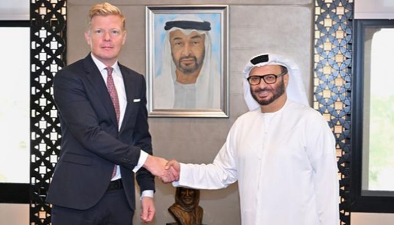 الدكتور أنور بن محمد قرقاش مع المبعوث الأممي