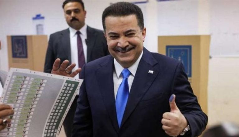 رئيس الوزراء العراقي محمد شياع السوداني خلال الإدلاء بصوته
