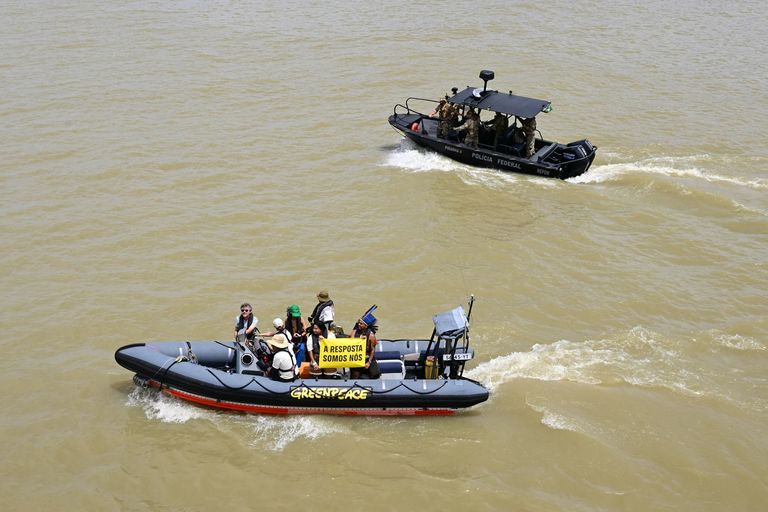 أسطول قوارب العدالة المناخية - أ ف ب قوارب العدالة المناخية تقتحم COP30.. رسالة الشعوب الأصلية إلى العالم من أنهار بيليم