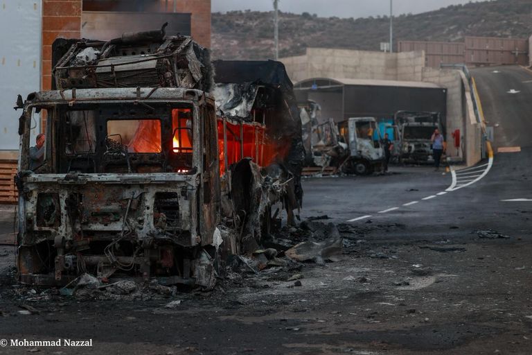 مستوطنون أضرموا النار في سيارات شمال الضفة