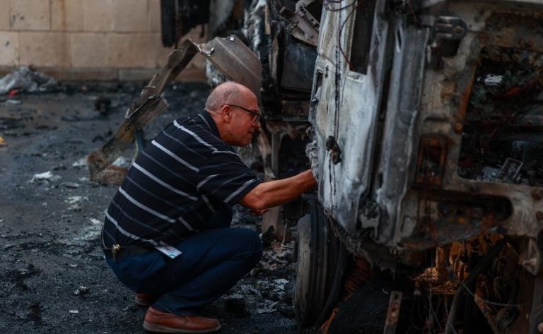 مستوطنون أضرموا النار في سيارات شمال الضفة