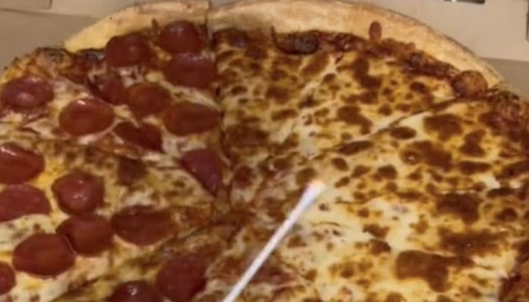 فيديو صادم يكشف كمية البكتيريا التي تعيش على شريحة البيتزا المتبقية